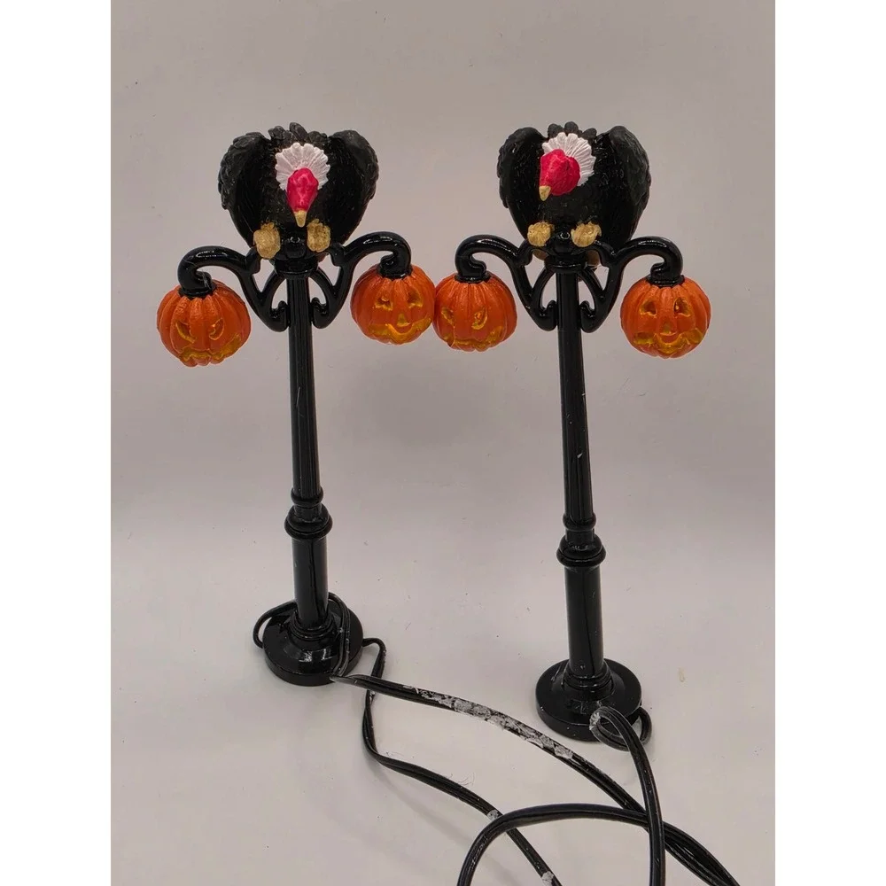 Department 56 Snow Village Halloween Gothic Street Lamp Vulture 2pc Set 56.52961